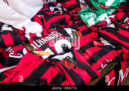 Milan, Italie. 1er janvier 2019. Milan, Inter et Juventus t-shirts et des gadgets pour la vente à un vendeur de rue en face du San Siro, le 01 janvier 2019 Credit : Mairo Cinquetti/Alamy Live News Banque D'Images