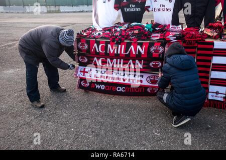 Milan, Italie. 1er janvier 2019. Milan, Inter et Juventus t-shirts et des gadgets pour la vente à un vendeur de rue en face du San Siro, le 01 janvier 2019 Credit : Mairo Cinquetti/Alamy Live News Banque D'Images