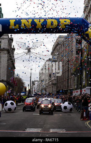 Pendant 30 ans, Londres a accueilli la nouvelle année avec un défilé d'exécution de Piccadilly à Whitehall basée largement sur des thèmes nous y compris des cheerleaders et fanfares. Plus de 10 000 participants sont attendus à être regardé par 500,00 $ Banque D'Images