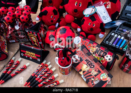 Milan, Italie. 1er janvier 2019. Milan, Inter et Juventus t-shirts et des gadgets pour la vente à un vendeur de rue en face du San Siro, le 01 janvier 2019 Credit : Mairo Cinquetti/Alamy Live News Banque D'Images