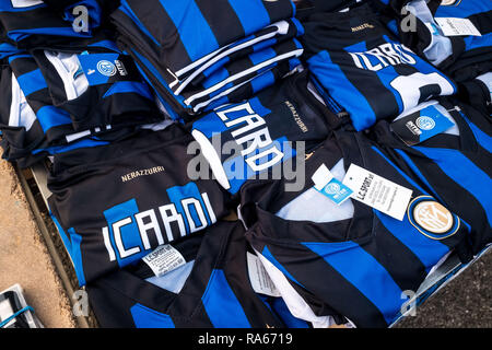 Milan, Italie. 1er janvier 2019. Milan, Inter et Juventus t-shirts et des gadgets pour la vente à un vendeur de rue en face du San Siro, le 01 janvier 2019 Credit : Mairo Cinquetti/Alamy Live News Banque D'Images