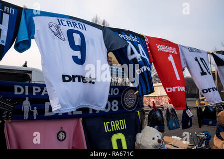 Milan, Italie. 1er janvier 2019. Milan, Inter et Juventus t-shirts et des gadgets pour la vente à un vendeur de rue en face du San Siro, le 01 janvier 2019 Credit : Mairo Cinquetti/Alamy Live News Banque D'Images