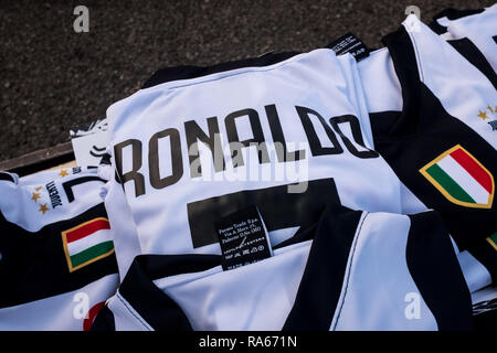 Milan, Italie. 1er janvier 2019. Milan, Inter et Juventus t-shirts et des gadgets pour la vente à un vendeur de rue en face du San Siro, le 01 janvier 2019 Credit : Mairo Cinquetti/Alamy Live News Banque D'Images