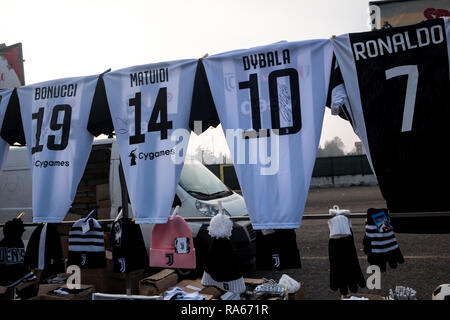 Milan, Italie. 1er janvier 2019. Milan, Inter et Juventus t-shirts et des gadgets pour la vente à un vendeur de rue en face du San Siro, le 01 janvier 2019 Credit : Mairo Cinquetti/Alamy Live News Banque D'Images