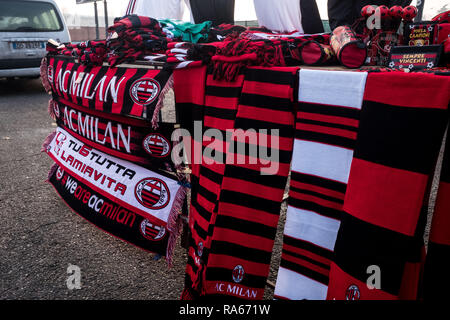 Milan, Italie. 1er janvier 2019. Milan, Inter et Juventus t-shirts et des gadgets pour la vente à un vendeur de rue en face du San Siro, le 01 janvier 2019 Credit : Mairo Cinquetti/Alamy Live News Banque D'Images