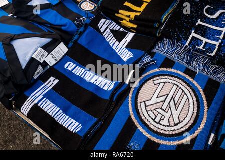 Milan, Italie. 1er janvier 2019. Milan, Inter et Juventus t-shirts et des gadgets pour la vente à un vendeur de rue en face du San Siro, le 01 janvier 2019 Credit : Mairo Cinquetti/Alamy Live News Banque D'Images