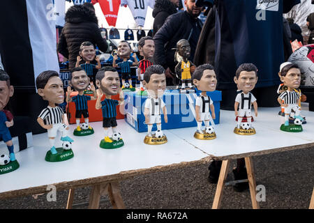 Milan, Italie. 1er janvier 2019. Milan, Inter et Juventus t-shirts et des gadgets pour la vente à un vendeur de rue en face du San Siro, le 01 janvier 2019 Credit : Mairo Cinquetti/Alamy Live News Banque D'Images