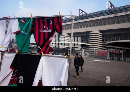 Milan, Italie. 1er janvier 2019. Milan, Inter et Juventus t-shirts et des gadgets pour la vente à un vendeur de rue en face du San Siro, le 01 janvier 2019 Credit : Mairo Cinquetti/Alamy Live News Banque D'Images