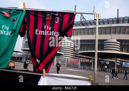 Milan, Italie. 1er janvier 2019. Milan, Inter et Juventus t-shirts et des gadgets pour la vente à un vendeur de rue en face du San Siro, le 01 janvier 2019 Credit : Mairo Cinquetti/Alamy Live News Banque D'Images