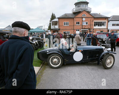 Weybridge, Surrey, UK. 1er janvier 2019. Le Brooklands Museum New Years Day Classic car la cueillette. Brooklands Weybridge, Surrey emplacement Road au Royaume-Uni. 01/01/2019 Credit : Cabanel/Alamy Live News Banque D'Images