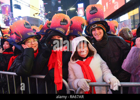 New York, USA. 31 Décembre, 2018. Les fêtards du Nouvel An sont vus au cours de la Times Square New Year's Eve 2019 Célébration le 31 décembre 2018 dans la ville de New York. Crédit : Erik Pendzich/Alamy Live News