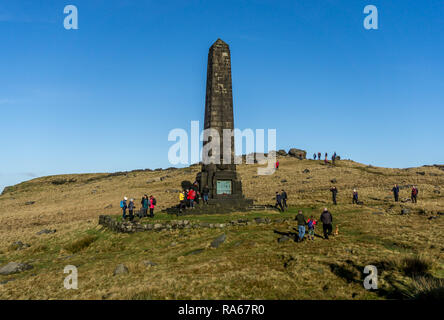 Obélisque War Memorial,Aldermans Hill, Lancashire, Royaume-Uni. 1er janvier 2019. Un jour ensoleillé chaud pousse tant de Marcheurs et randonneurs pour grimper au sommet de la colline de Aldermans, Tameside Moor, pour visiter l'Obélisque monument de guerre. 1er janvier 2019. Carl Dickinson/Alamy live news Banque D'Images