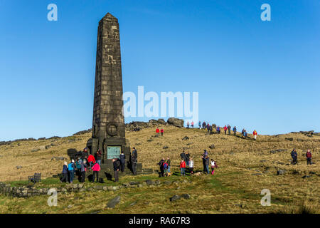 Obélisque War Memorial,Aldermans Hill, Lancashire, Royaume-Uni. 1er janvier 2019. Un jour ensoleillé chaud pousse tant de Marcheurs et randonneurs pour grimper au sommet de la colline de Aldermans, Tameside Moor, pour visiter l'Obélisque monument de guerre. 1er janvier 2019. Carl Dickinson/Alamy live news Banque D'Images