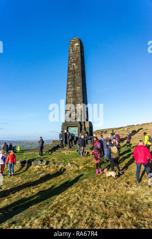 Obélisque War Memorial,Aldermans Hill, Lancashire, Royaume-Uni. 1er janvier 2019. Un jour ensoleillé chaud pousse tant de Marcheurs et randonneurs pour grimper au sommet de la colline de Aldermans, Tameside Moor, pour visiter l'Obélisque monument de guerre. 1er janvier 2019. Carl Dickinson/Alamy live news Banque D'Images