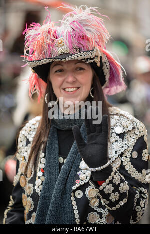 Londres, Royaume-Uni. 1er janvier 2019. Le thème du défilé de cette année était "Londres accueille le monde". Avec des milliers d'artistes d'une multitude de différents pays et cultures du monde entier défilent dans le centre de Londres. Lois comprennent la London Pearly Kings and Queens la société. Credit : Ilyas Ayub / Alamy Live News Banque D'Images