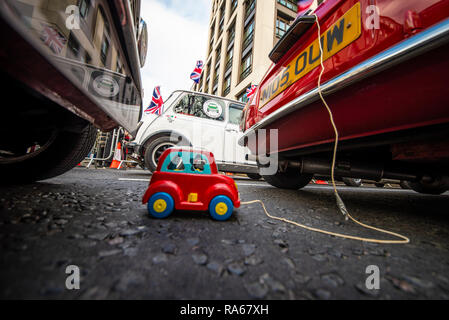 Londres et le Surrey Mini Owners Club mini jouet avec la mini-voitures à la London's New Year's Day Parade, au Royaume-Uni. Banque D'Images