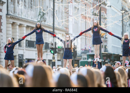 Londres, Royaume-Uni. 1er janvier 2019. Le thème du défilé de cette année était "Londres accueille le monde". Avec des milliers d'artistes d'une multitude de différents pays et cultures du monde entier défilent dans le centre de Londres. Lois comprennent la Varsity Esprit Universel All-American & National Cheerleaders Association. Credit : Ilyas Ayub / Alamy Live News Banque D'Images