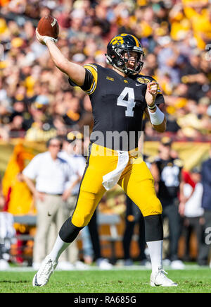 Tampa, Floride, USA. 06Th Jan, 2019. L'Iowa Hawkeyes quarterback Nate Stanley (4) jette une note au 1er semestre au cours du match entre le Mississippi State Bulldogs et l'Iowa Hawkeyes dans l'Outback Bowl chez Raymond James Stadium de Tampa, Floride. Del Mecum/CSM/Alamy Live News Banque D'Images