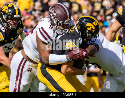 Tampa, Floride, USA. 06Th Jan, 2019. Mississippi State Bulldogs attaquer défensive Jeffery Simmons (94) sacs en Iowa Hawkeyes quarterback Nate Stanley (4) au 1er semestre au cours du match entre le Mississippi State Bulldogs et l'Iowa Hawkeyes dans l'Outback Bowl chez Raymond James Stadium de Tampa, Floride. Del Mecum/CSM/Alamy Live News Banque D'Images