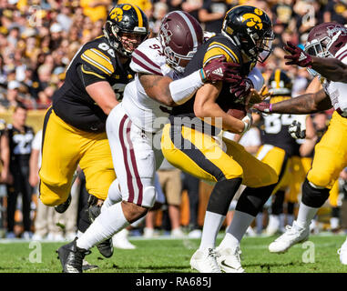 Tampa, Floride, USA. 06Th Jan, 2019. Mississippi State Bulldogs attaquer défensive Jeffery Simmons (94) sacs en Iowa Hawkeyes quarterback Nate Stanley (4) au 1er semestre au cours du match entre le Mississippi State Bulldogs et l'Iowa Hawkeyes dans l'Outback Bowl chez Raymond James Stadium de Tampa, Floride. Del Mecum/CSM/Alamy Live News Banque D'Images