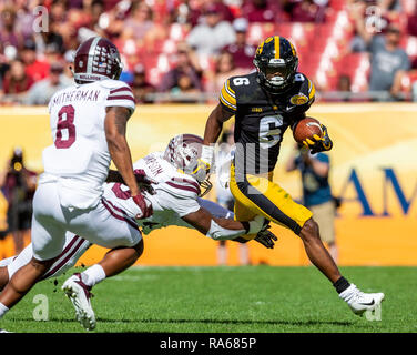 Tampa, Floride, USA. 06Th Jan, 2019. L'Iowa Hawkeyes Ihmir Smith-Marsette wide receiver (6) exécute la balle au 1er semestre au cours du match entre le Mississippi State Bulldogs et l'Iowa Hawkeyes dans l'Outback Bowl chez Raymond James Stadium de Tampa, Floride. Del Mecum/CSM/Alamy Live News Banque D'Images