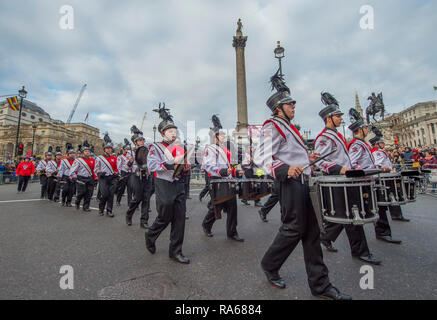 Westminster, London, UK. 1er janvier 2019. L'Assemblée Londres New Years Day Parade a lieu sur une route de Piccadilly à Parliament Square, suivis par des milliers. Le thème de cette année est Londres accueille le monde. De droit : Sussex Hamilton High School Marching Band Chargeur de Wisconsin, USA. Credit : Malcolm Park/Alamy Live News. Banque D'Images