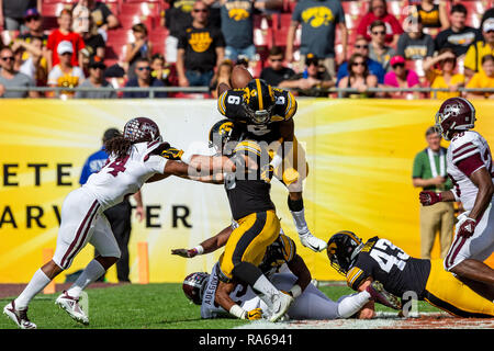 Tampa, Floride, USA. 06Th Jan, 2019. L'Iowa Hawkeyes Ihmir Smith-Marsette wide receiver (6 fumbles) la balle sur le coup dans le 3e trimestre au cours du match entre le Mississippi State Bulldogs et l'Iowa Hawkeyes dans l'Outback Bowl chez Raymond James Stadium de Tampa, Floride. Del Mecum/CSM/Alamy Live News Banque D'Images