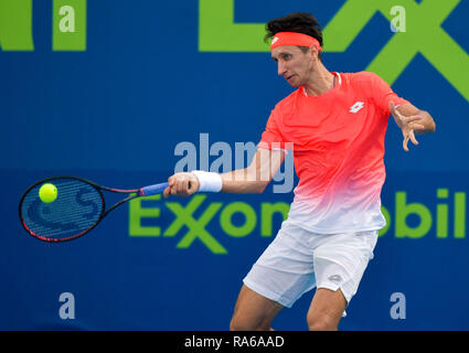 Doha, Qatar. 1er janvier 2019. Sergiy Stakhovsky de l'Ukraine renvoie la balle au cours du premier match contre Marco Cecchinato de l'Italie à l'ATP de l'Open du Qatar de tennis à Doha, capitale du Qatar, le 1 er janvier 2019. Credit : Nikku/Xinhua/Alamy Live News Banque D'Images