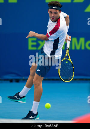 Doha, Qatar. 1er janvier 2019. Marco Cecchinato de l'Italie renvoie la balle au cours du premier match contre Sergiy Stakhovsky de l'Ukraine à l'ATP de l'Open du Qatar de tennis à Doha, capitale du Qatar, le 1 er janvier 2019. Credit : Nikku/Xinhua/Alamy Live News Banque D'Images