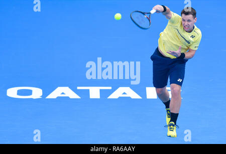 Doha, Qatar. 1er janvier 2019. Ricardas Berankis sert de la Lituanie au cours de la première ronde des célibataires match contre David Goffin de Belgique au match de tennis ATP Open du Qatar à Doha, capitale du Qatar, le 1 er janvier 2019. Credit : Nikku/Xinhua/Alamy Live News Banque D'Images