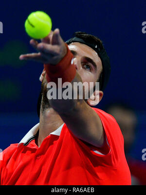 Doha, Qatar. 1er janvier 2019. Karen Khachanov de Russie sert au cours de la première ronde des célibataires match contre Stan Wawrinka de la Suisse à l'ATP de l'Open du Qatar de tennis à Doha, capitale du Qatar, le 1 er janvier 2019. Credit : Nikku/Xinhua/Alamy Live News Banque D'Images