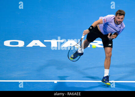 Doha, Qatar. 1er janvier 2019. Stan Wawrinka sert de la Suisse au cours de la première ronde des célibataires match contre Karen Khachanov de la Russie à l'ATP de l'Open du Qatar de tennis à Doha, capitale du Qatar, le 1 er janvier 2019. Credit : Nikku/Xinhua/Alamy Live News Banque D'Images