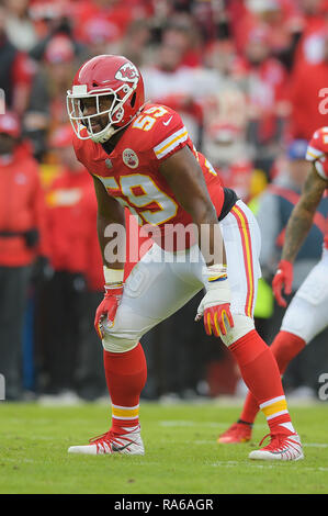 Kansas City, Missouri, États-Unis. Dec 30, 2018. Kansas City Chiefs secondeur intérieur Reggie Ragland (59) l'attend au cours de la NFL football match entre les Oakland Raiders et les Kansas City Chiefs au Arrowhead Stadium de Kansas City, Missouri. Kendall Shaw/CSM/Alamy Live News Banque D'Images