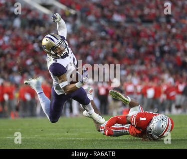 Pasadena, Californie, USA. 1er janvier 2019. Washington Huskies receveur ANDRE BACCELLIA (5) est refusé à la fin de l'Ohio State Buckeyes zone comme OKUDAH JEFFREY évoluait (1) rend un champ ouvert de plongée s'attaquer au second semestre au cours du Rose Bowl Game. Credit : csm/Alamy Live News Banque D'Images