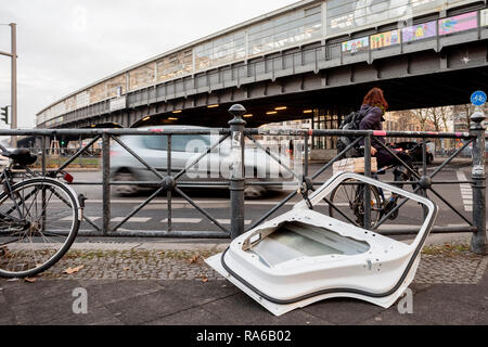 Berlin, Allemagne. Dec 18, 2018. Une porte de voiture est verrouillé sur une balustrade au Kottbusser Tor. À Berlin, le nom d'un lieu est la réplique d'un ville de Brandebourg, mais c'est écrit différemment. (Dpa-KORR 'C ou K ? Ce que la Kottbusser porte a à voir avec Cottbus' à partir de 02.01.2019) Crédit : Christoph Soeder/dpa/Alamy Live News Banque D'Images