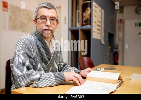 Berlin, Allemagne. Dec 18, 2018. Gerhard Grosche, employé d'archive à l'FHXB Friedrichshain-Kreuzberg Museum, se trouve dans l'archive de l'FHXB Friedrichshain-Kreuzberg Museum. À Berlin, le nom d'un lieu est la réplique d'un ville de Brandebourg, mais c'est écrit différemment. (Dpa-KORR 'C ou K ? Ce que la Kottbusser porte a à voir avec Cottbus' à partir de 02.01.2019) Crédit : Christoph Soeder/dpa/Alamy Live News Banque D'Images