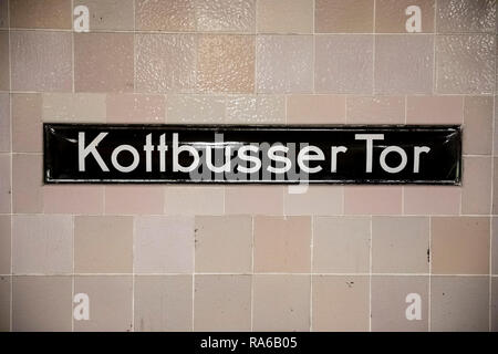 Berlin, Allemagne. Dec 18, 2018. 'Kottbusser Tor' est sur un panneau dans la station de métro du même nom. À Berlin, le nom d'un lieu est la réplique d'un ville de Brandebourg, mais c'est écrit différemment. (Dpa-KORR 'C ou K ? Ce que la Kottbusser porte a à voir avec Cottbus' à partir de 02.01.2019) Crédit : Christoph Soeder/dpa/Alamy Live News Banque D'Images