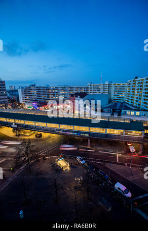 Berlin, Allemagne. Dec 18, 2018. La Kottbusser Tor peut être vu au crépuscule (photo avec exposition longue). À Berlin, le nom d'un lieu est la réplique d'un ville de Brandebourg, mais c'est écrit différemment. (Dpa-KORR 'C ou K ? Ce que la Kottbusser porte a à voir avec Cottbus' à partir de 02.01.2019) Crédit : Christoph Soeder/dpa/Alamy Live News Banque D'Images