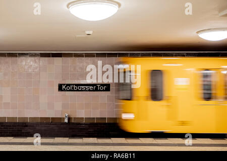 Berlin, Allemagne. Dec 18, 2018. Un métro entre dans la station de métro Kottbusser Tor. (Tir à longue exposition). À Berlin, le nom d'un lieu est la réplique d'un ville de Brandebourg, mais c'est écrit différemment. (Dpa-KORR 'C ou K ? Ce que la Kottbusser porte a à voir avec Cottbus' à partir de 02.01.2019) Crédit : Christoph Soeder/dpa/Alamy Live News Banque D'Images