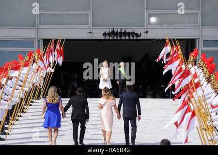 01 janvier 2019, au Brésil, Brasilia : Bolsonaro Jaďr, (avant, r), nouveau Président du Brésil, sa femme Michelle (avant, 2e à partir de la droite) ainsi que Vice-président Hamilton Mourao (avant, 2e de gauche) et son épouse Paula Mourao (l), avant de vous rendre à une réunion avec le président brésilien sortant Michel Temer (dos, r) et son épouse Marcela Temer (dos, l) lors de la cérémonie d'inauguration d'Bolsonaro au palais présidentiel du Planalto. L'ultra-droite ex-militaires Bolsonaro Jaďr, a été assermenté à titre de nouveau président du Brésil. 63 ans, a pris son serment d'office au Congrès le mardi. Photo : Alan Mor Banque D'Images