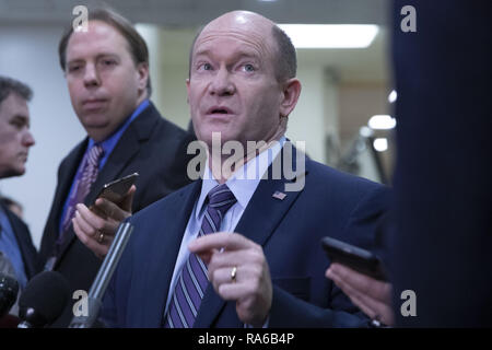 Washington, District de Columbia, Etats-Unis. 28 Nov, 2018. Le sénateur Chris Coons, le démocrate du Delaware, parle avec des journalistes dans le Capitole à Washington, DC Le 28 novembre 2018. Crédit : Alex Edelman/ZUMA/Alamy Fil Live News Banque D'Images