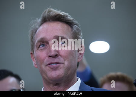 Washington, District de Columbia, Etats-Unis. 28 Nov, 2018. Le sénateur Jeff Flake, républicain de l'Arizona, parle avec des journalistes dans le Capitole à Washington, DC Le 28 novembre 2018. Crédit : Alex Edelman/ZUMA/Alamy Fil Live News Banque D'Images