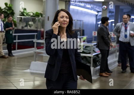 Washington, District de Columbia, Etats-Unis. 28 Nov, 2018. Le sénateur Maria Cantwell, Démocrates de Washington, parle sur son téléphone cellulaire dans le Capitole à Washington, DC Le 28 novembre 2018. Crédit : Alex Edelman/ZUMA/Alamy Fil Live News Banque D'Images