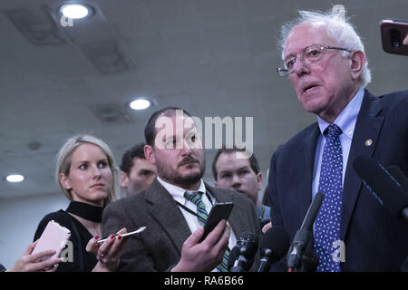 Washington, District de Columbia, Etats-Unis. 28 Nov, 2018. Le sénateur Bernie Sanders, indépendant du Vermont, parle avec des journalistes dans le Capitole à Washington, DC Le 28 novembre 2018. Crédit : Alex Edelman/ZUMA/Alamy Fil Live News Banque D'Images