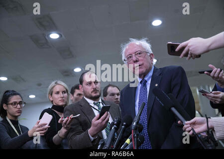 Washington, District de Columbia, Etats-Unis. 28 Nov, 2018. Le sénateur Bernie Sanders, indépendant du Vermont, parle avec des journalistes dans le Capitole à Washington, DC Le 28 novembre 2018. Crédit : Alex Edelman/ZUMA/Alamy Fil Live News Banque D'Images