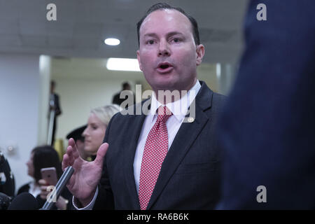 Washington, District de Columbia, Etats-Unis. 28 Nov, 2018. Le sénateur Mike Lee, républicain de l'Utah, parle avec des journalistes dans le Capitole à Washington, DC Le 28 novembre 2018. Crédit : Alex Edelman/ZUMA/Alamy Fil Live News Banque D'Images