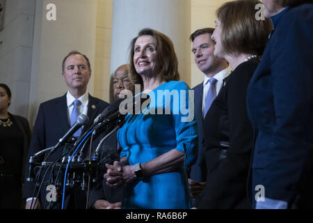 Washington, District de Columbia, Etats-Unis. 28 Nov, 2018. Chef de la minorité de la Chambre Nancy Pelosi, démocrate de Californie, parle avec des journalistes à l'United States Capitol à Washington, DC Le 28 novembre 2018. Crédit : Alex Edelman/ZUMA/Alamy Fil Live News Banque D'Images