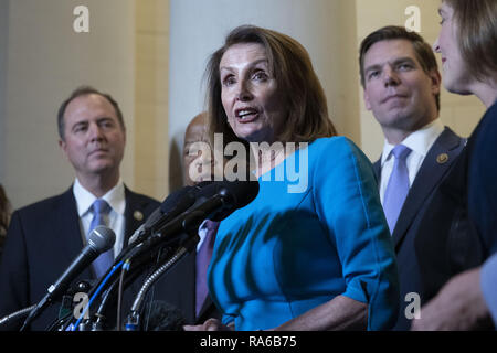 Washington, District de Columbia, Etats-Unis. 28 Nov, 2018. Chef de la minorité de la Chambre Nancy Pelosi, démocrate de Californie, parle avec des journalistes à l'United States Capitol à Washington, DC Le 28 novembre 2018. Crédit : Alex Edelman/ZUMA/Alamy Fil Live News Banque D'Images