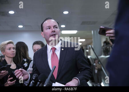 Washington, District de Columbia, Etats-Unis. 28 Nov, 2018. Le sénateur Mike Lee, républicain de l'Utah, parle avec des journalistes dans le Capitole à Washington, DC Le 28 novembre 2018. Crédit : Alex Edelman/ZUMA/Alamy Fil Live News Banque D'Images