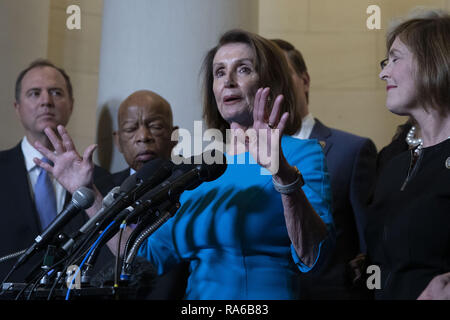 Washington, District de Columbia, Etats-Unis. 28 Nov, 2018. Chef de la minorité de la Chambre Nancy Pelosi, démocrate de Californie, parle avec des journalistes à l'United States Capitol à Washington, DC Le 28 novembre 2018. Crédit : Alex Edelman/ZUMA/Alamy Fil Live News Banque D'Images